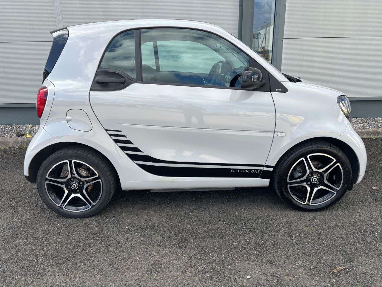A 2017 SMART FORTWO 17.6kWh Prime (Premium Plus) Coupe 2dr Electric Auto (82 ps) A 2017 SMART FORTWO 17.6kWh Prime (Premium Plus) Coupe 2dr Electric Auto (82 ps)