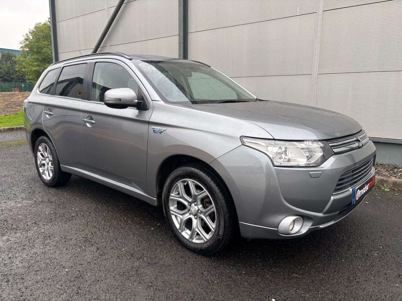 A 2015 MITSUBISHI OUTLANDER 2.0h 12kWh GX4h SUV 5dr Petrol Plug-in Hybrid CVT 4WD Euro 5 (s/s) (200 ps) A 2015 MITSUBISHI OUTLANDER 2.0h 12kWh GX4h SUV 5dr Petrol Plug-in Hybrid CVT 4WD Euro 5 (s/s) (200 ps)
