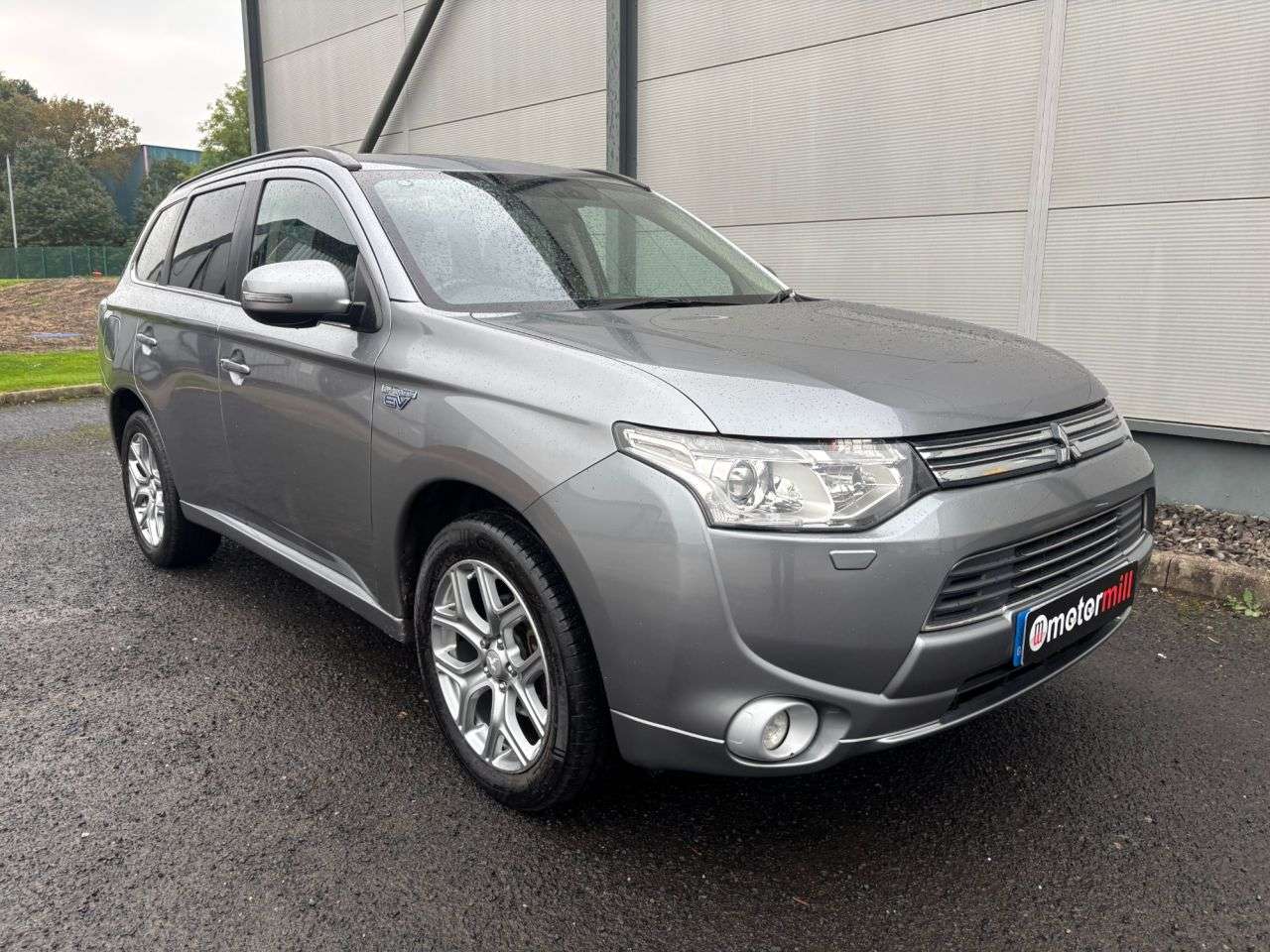 A 2015 MITSUBISHI OUTLANDER 2.0h 12kWh GX4h SUV 5dr Petrol Plug-in Hybrid CVT 4WD Euro 5 (s/s) (200 ps) A 2015 MITSUBISHI OUTLANDER 2.0h 12kWh GX4h SUV 5dr Petrol Plug-in Hybrid CVT 4WD Euro 5 (s/s) (200 ps)
