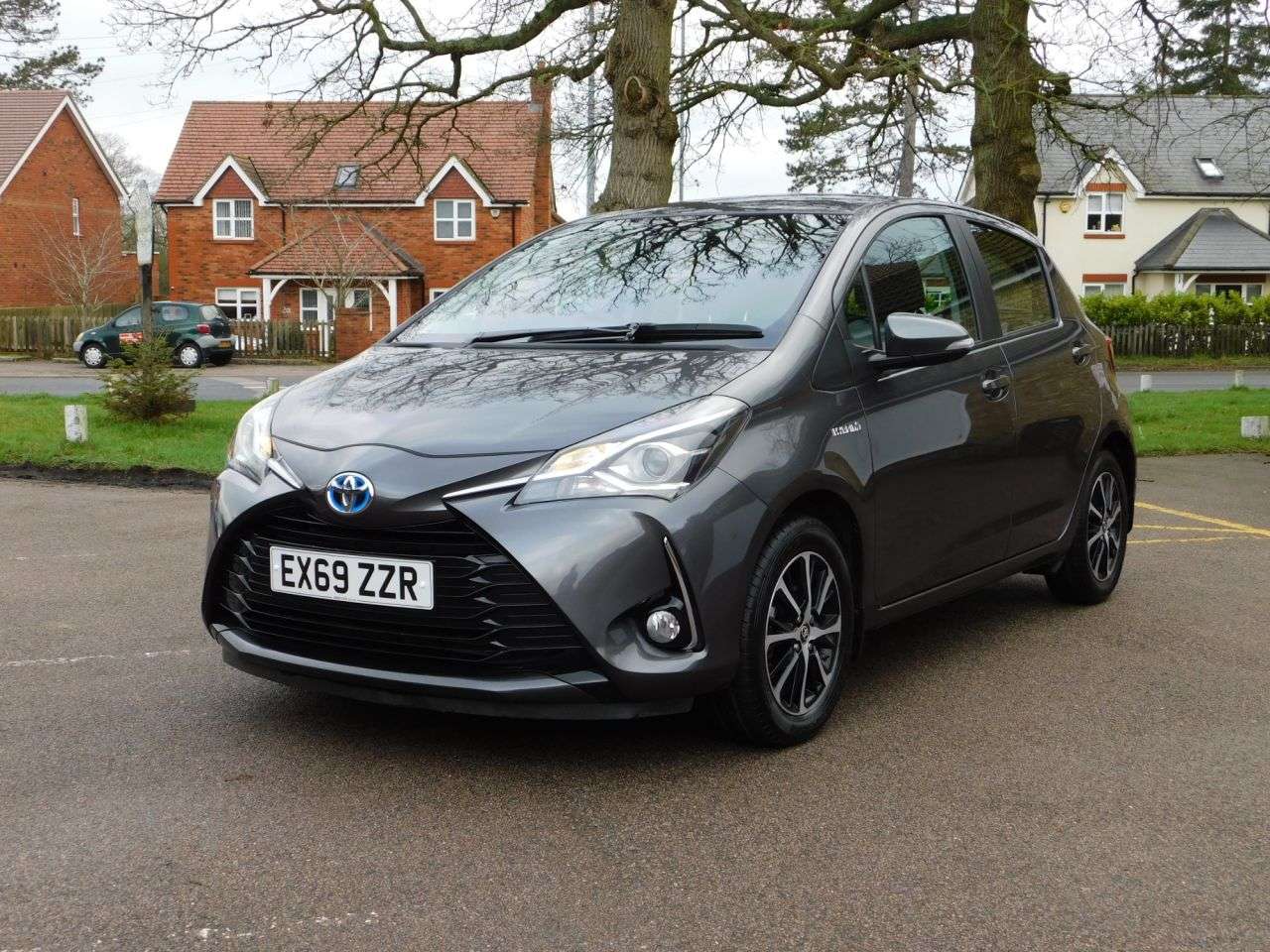 A 2019 TOYOTA YARIS 1.5 VVT-h Icon Tech Hatchback 5dr Petrol Hybrid E-CVT Euro 6 (s/s) (100 ps) A 2019 TOYOTA YARIS 1.5 VVT-h Icon Tech Hatchback 5dr Petrol Hybrid E-CVT Euro 6 (s/s) (100 ps)