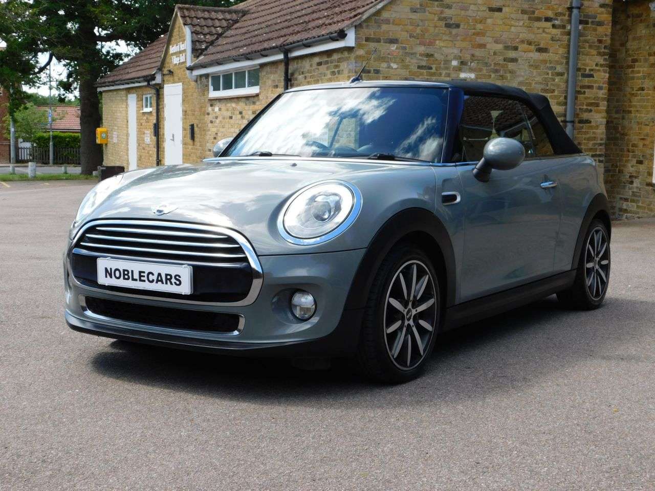 A 2016 MINI CONVERTIBLE 1.5 Cooper Convertible 2dr Petrol Auto Euro 6 (s/s) (136 ps) *FSH, ULEZ COM A 2016 MINI CONVERTIBLE 1.5 Cooper Convertible 2dr Petrol Auto Euro 6 (s/s) (136 ps) *FSH, ULEZ COM