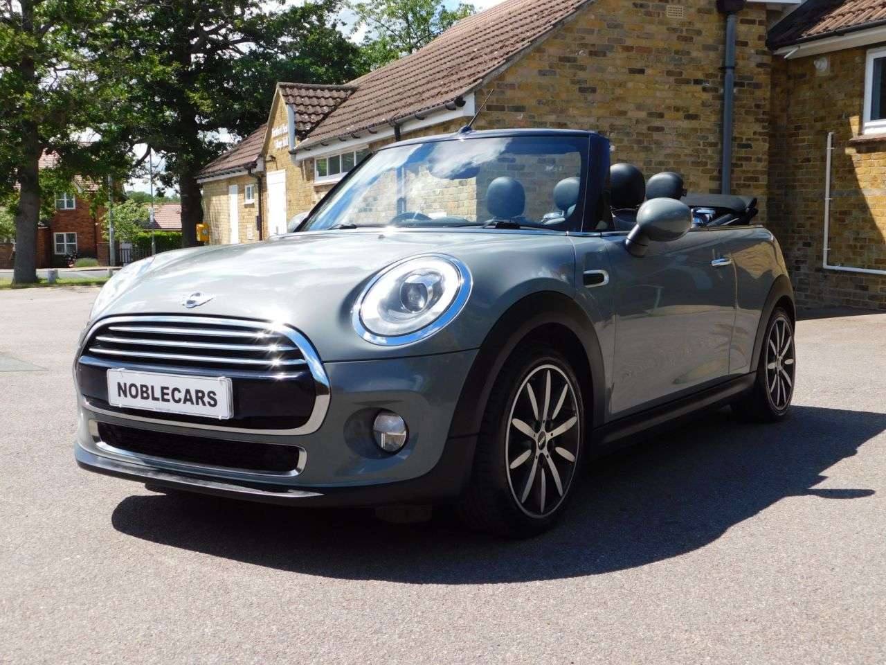 A 2016 MINI CONVERTIBLE 1.5 Cooper Convertible 2dr Petrol Auto Euro 6 (s/s) (136 ps) *FSH, ULEZ COM A 2016 MINI CONVERTIBLE 1.5 Cooper Convertible 2dr Petrol Auto Euro 6 (s/s) (136 ps) *FSH, ULEZ COM