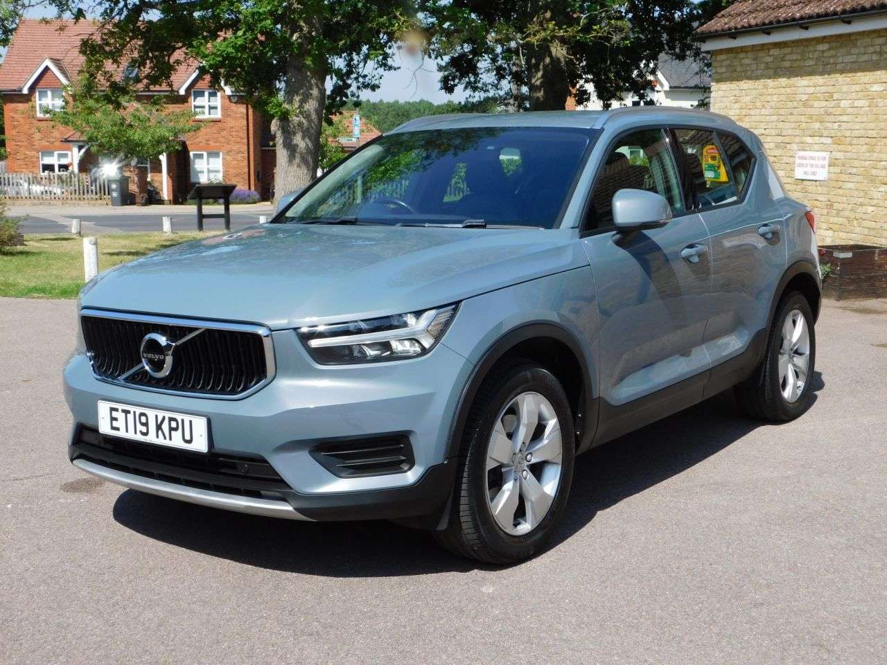 A 2019 VOLVO XC40 2.0 T4 Momentum SUV 5dr Petrol Auto Euro 6 (s/s) (190 ps) *FSH, ULEZ COMPLI A 2019 VOLVO XC40 2.0 T4 Momentum SUV 5dr Petrol Auto Euro 6 (s/s) (190 ps) *FSH, ULEZ COMPLI