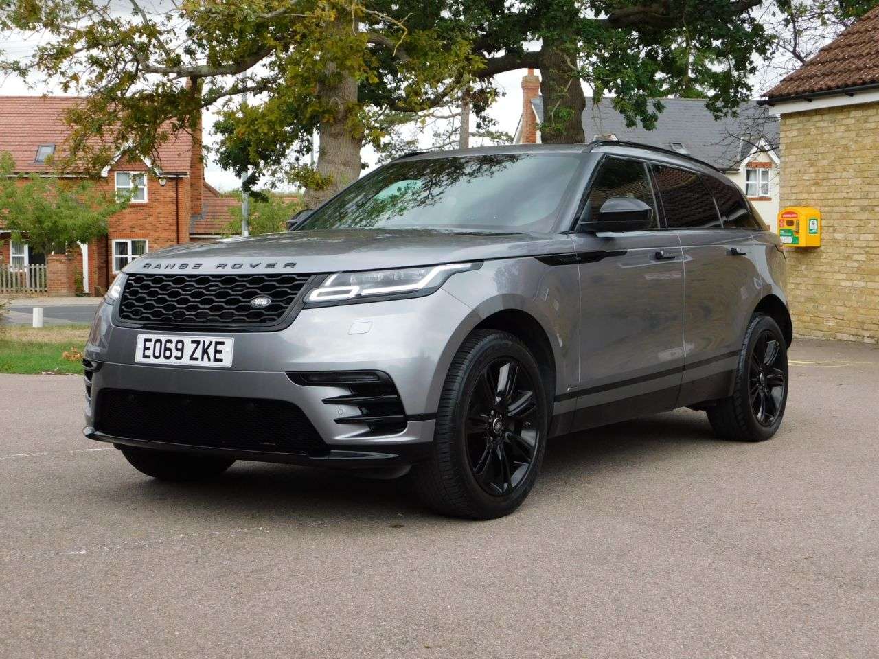 A 2019 LAND ROVER RANGE ROVER VELAR 2.0 D180 R-Dynamic S SUV 5dr Diesel Auto 4WD Euro 6 (s/s) (180 ps) *FSH, UL A 2019 LAND ROVER RANGE ROVER VELAR 2.0 D180 R-Dynamic S SUV 5dr Diesel Auto 4WD Euro 6 (s/s) (180 ps) *FSH, UL