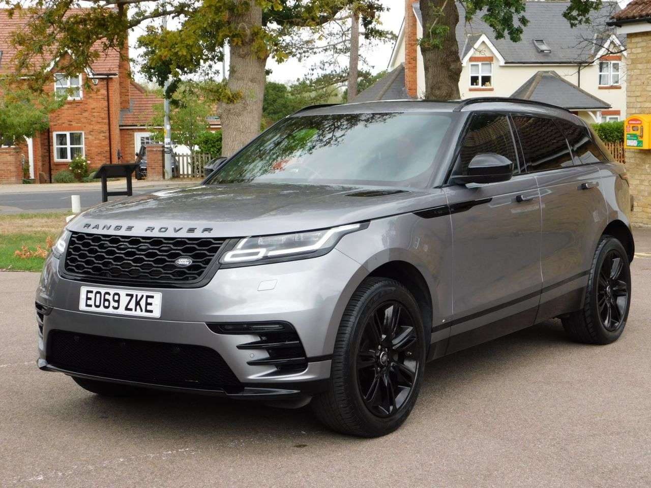 A 2019 LAND ROVER RANGE ROVER VELAR 2.0 D180 R-Dynamic S SUV 5dr Diesel Auto 4WD Euro 6 (s/s) (180 ps) *FSH, UL A 2019 LAND ROVER RANGE ROVER VELAR 2.0 D180 R-Dynamic S SUV 5dr Diesel Auto 4WD Euro 6 (s/s) (180 ps) *FSH, UL