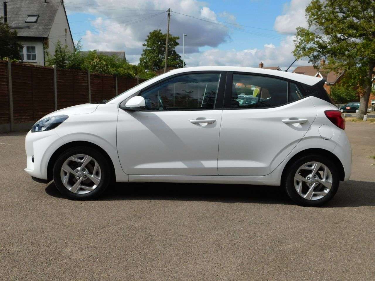 A 2021 HYUNDAI I10 1.0 SE Connect Hatchback 5dr Petrol Manual Euro 6 (s/s) (67 ps) *FSH, ULEZ A 2021 HYUNDAI I10 1.0 SE Connect Hatchback 5dr Petrol Manual Euro 6 (s/s) (67 ps) *FSH, ULEZ