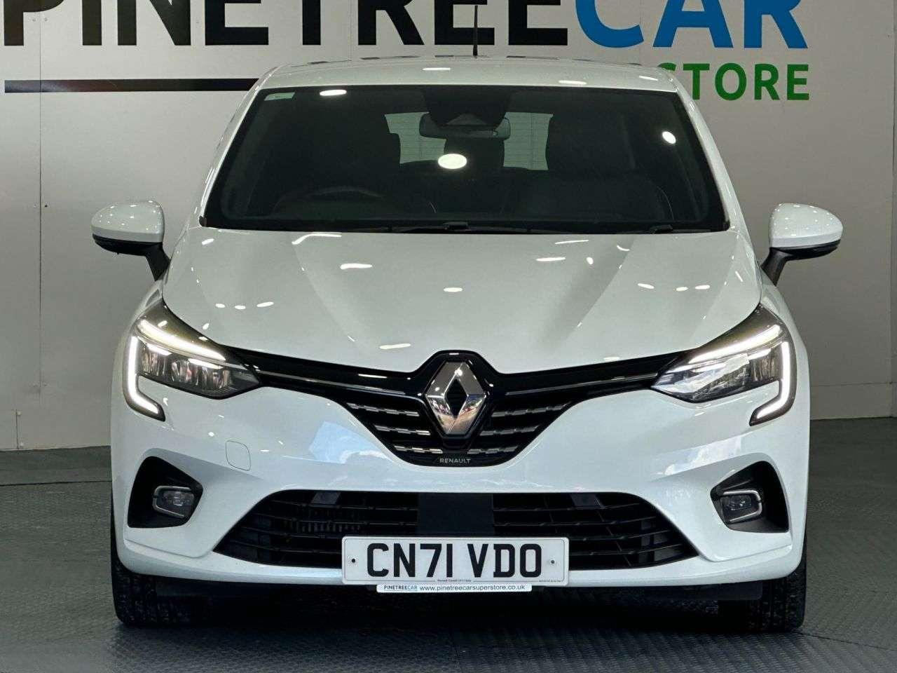 A 2021 RENAULT CLIO 1.0 TCe S Edition Hatchback 5dr Petrol Manual Euro 6 (s/s) (90 ps) A 2021 RENAULT CLIO 1.0 TCe S Edition Hatchback 5dr Petrol Manual Euro 6 (s/s) (90 ps)