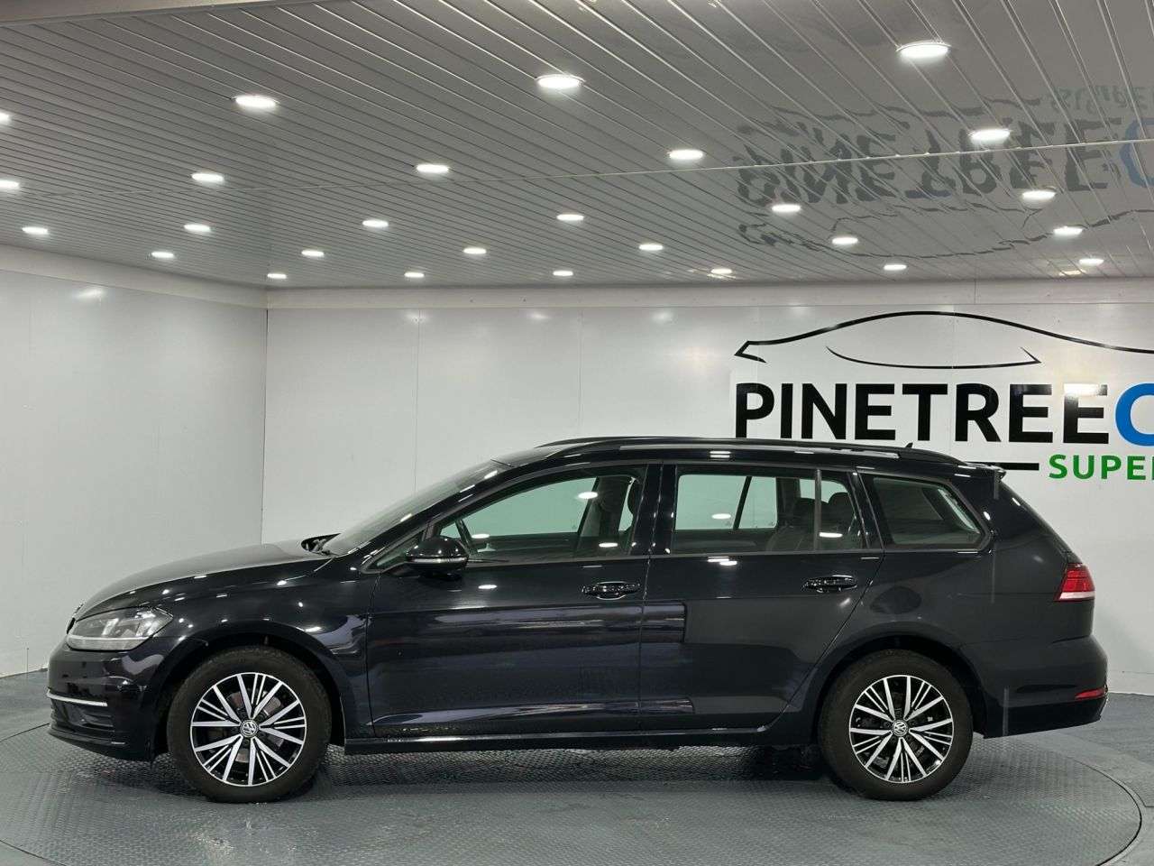 A 2018 VOLKSWAGEN GOLF 1.6 TDI SE Nav Estate 5dr Diesel Manual Euro 6 (s/s) (115 ps) A 2018 VOLKSWAGEN GOLF 1.6 TDI SE Nav Estate 5dr Diesel Manual Euro 6 (s/s) (115 ps)