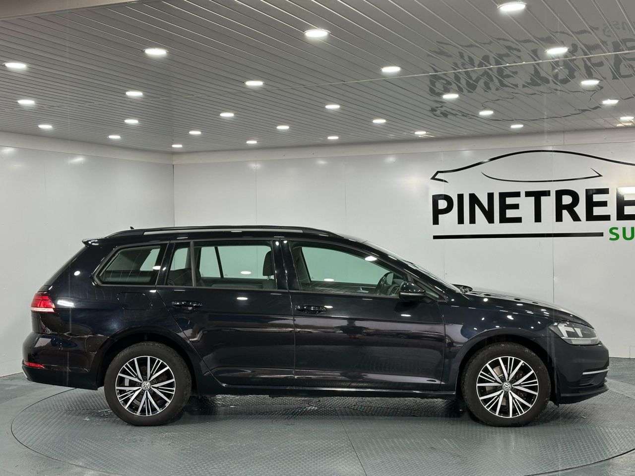 A 2018 VOLKSWAGEN GOLF 1.6 TDI SE Nav Estate 5dr Diesel Manual Euro 6 (s/s) (115 ps) A 2018 VOLKSWAGEN GOLF 1.6 TDI SE Nav Estate 5dr Diesel Manual Euro 6 (s/s) (115 ps)