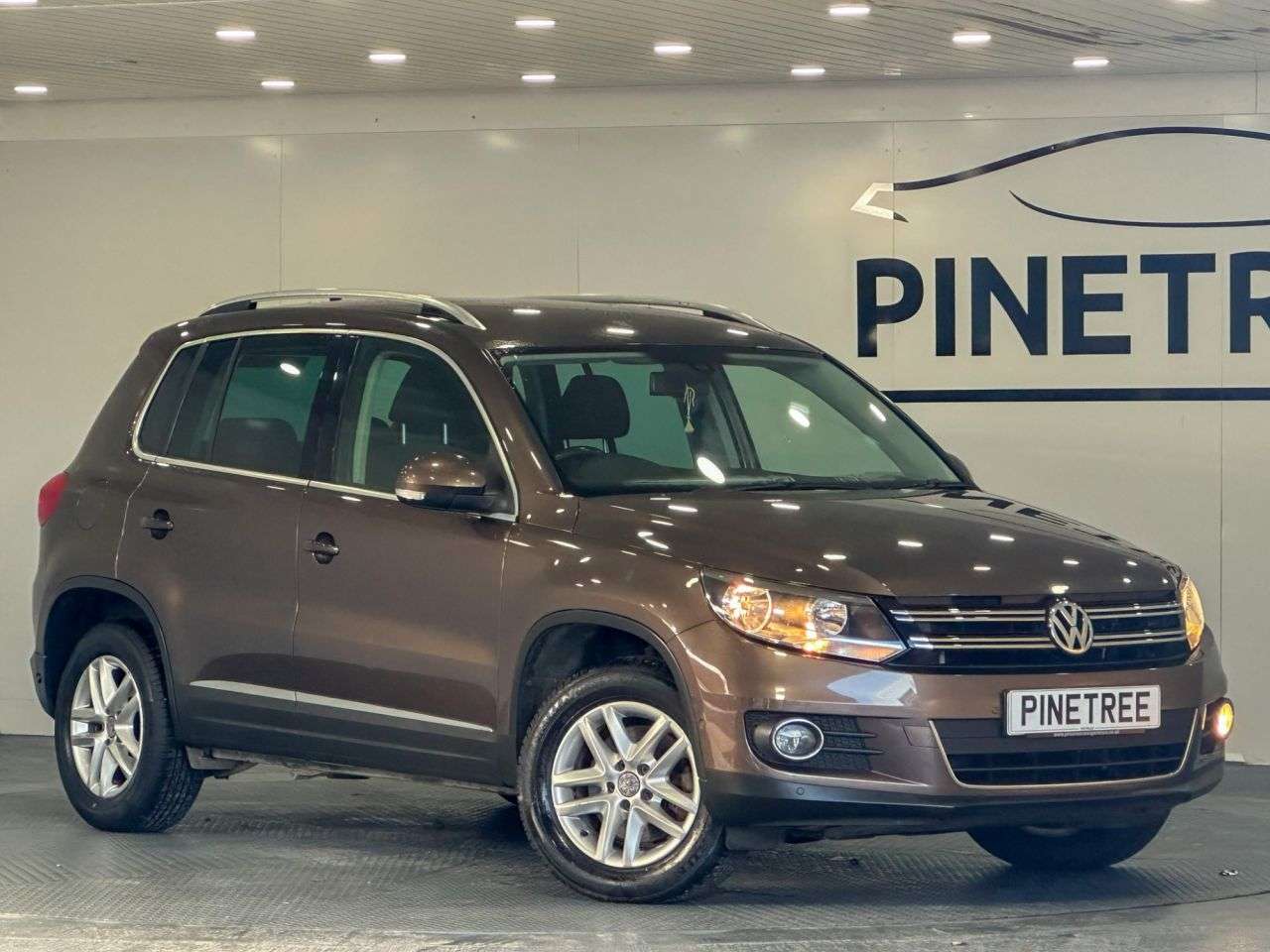 A 2015 VOLKSWAGEN TIGUAN 2.0 TDI BlueMotion Tech Match SUV 5dr Diesel Manual 2WD Euro 5 (s/s) (140 p A 2015 VOLKSWAGEN TIGUAN 2.0 TDI BlueMotion Tech Match SUV 5dr Diesel Manual 2WD Euro 5 (s/s) (140 p