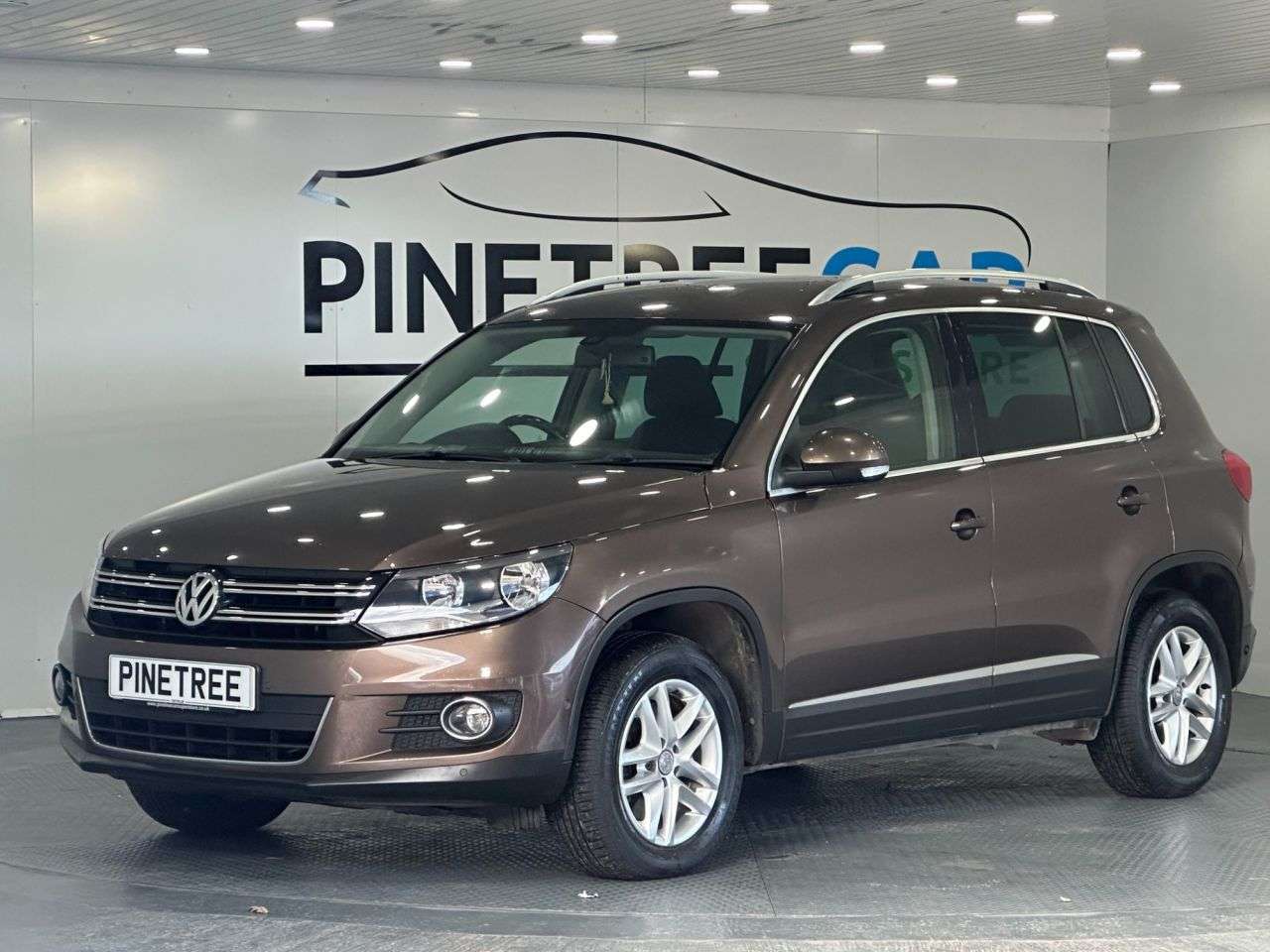 A 2015 VOLKSWAGEN TIGUAN 2.0 TDI BlueMotion Tech Match SUV 5dr Diesel Manual 2WD Euro 5 (s/s) (140 p A 2015 VOLKSWAGEN TIGUAN 2.0 TDI BlueMotion Tech Match SUV 5dr Diesel Manual 2WD Euro 5 (s/s) (140 p