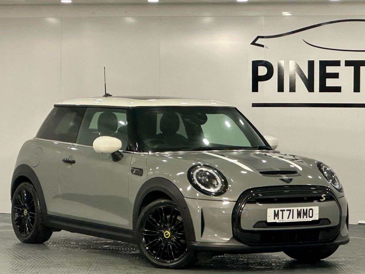 A 2021 MINI ELECTRIC HATCH Cooper SE 32.6kWh Level 3 Hatchback 3dr Electric Auto (184 ps) A 2021 MINI ELECTRIC HATCH Cooper SE 32.6kWh Level 3 Hatchback 3dr Electric Auto (184 ps)