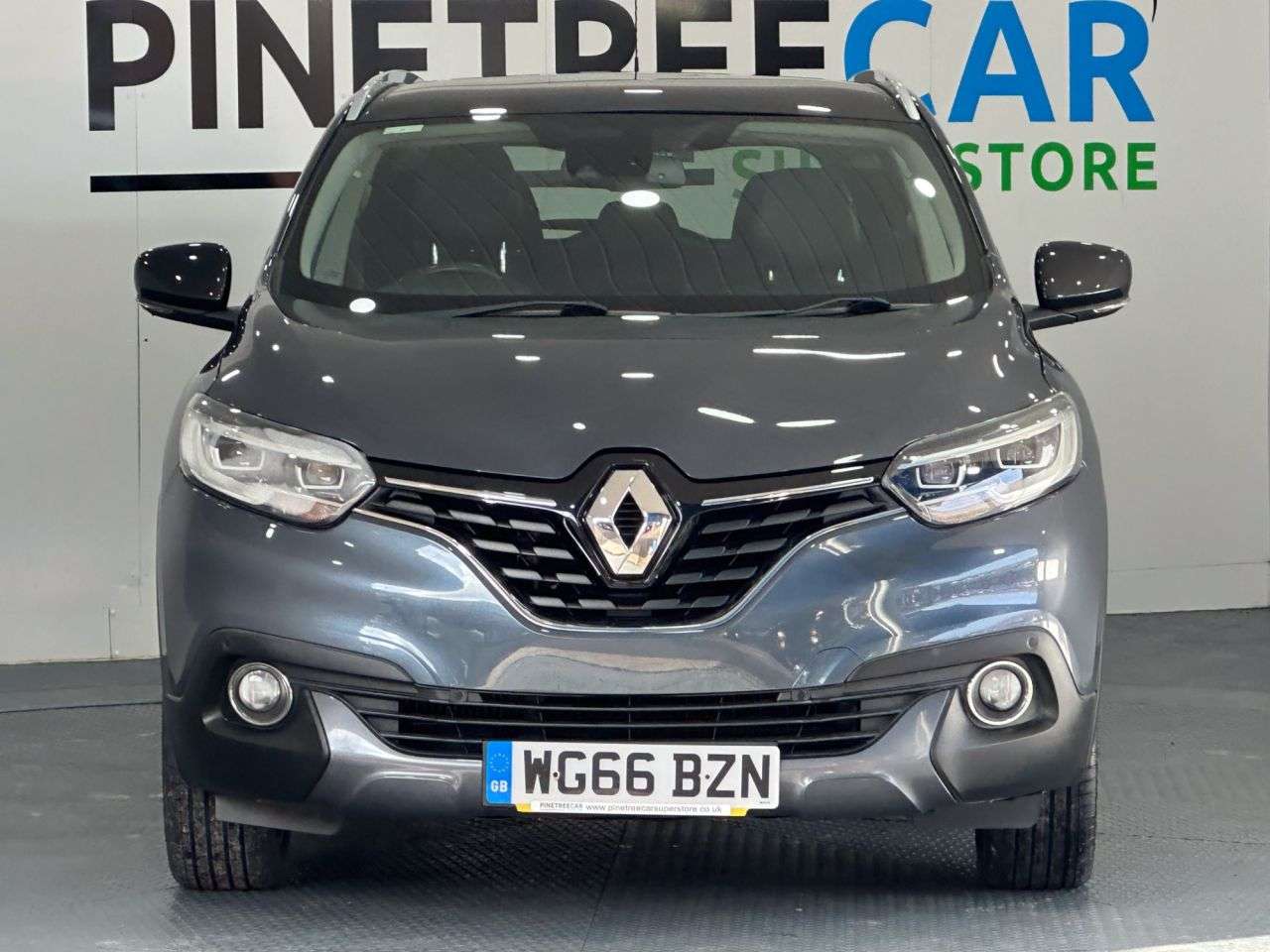 A 2017 RENAULT KADJAR 1.2 TCe Signature Nav SUV 5dr Petrol Manual Euro 6 (s/s) (130 ps) A 2017 RENAULT KADJAR 1.2 TCe Signature Nav SUV 5dr Petrol Manual Euro 6 (s/s) (130 ps)