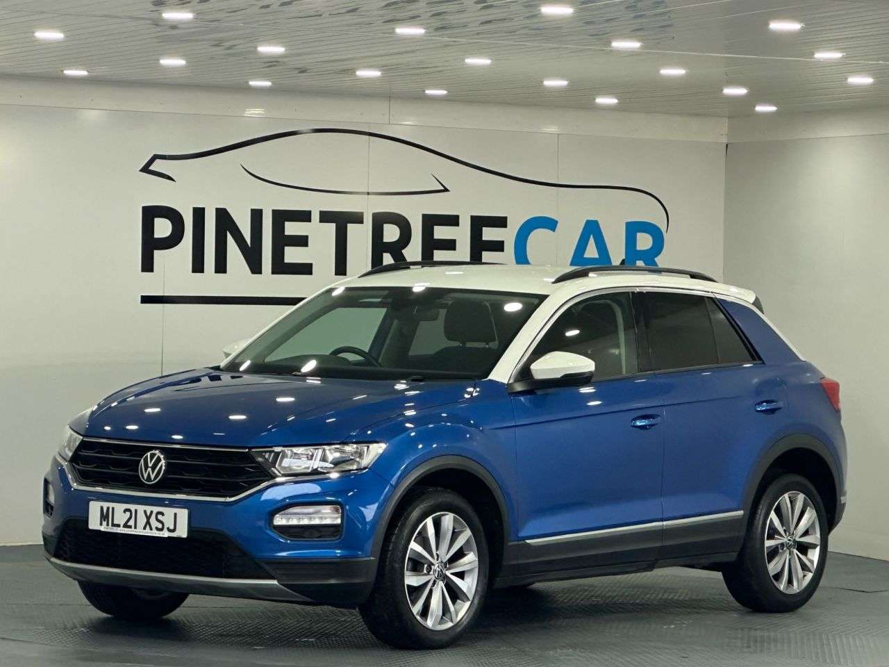 A 2021 VOLKSWAGEN T-ROC 1.0 TSI Design SUV 5dr Petrol Manual Euro 6 (s/s) (110 ps) A 2021 VOLKSWAGEN T-ROC 1.0 TSI Design SUV 5dr Petrol Manual Euro 6 (s/s) (110 ps)