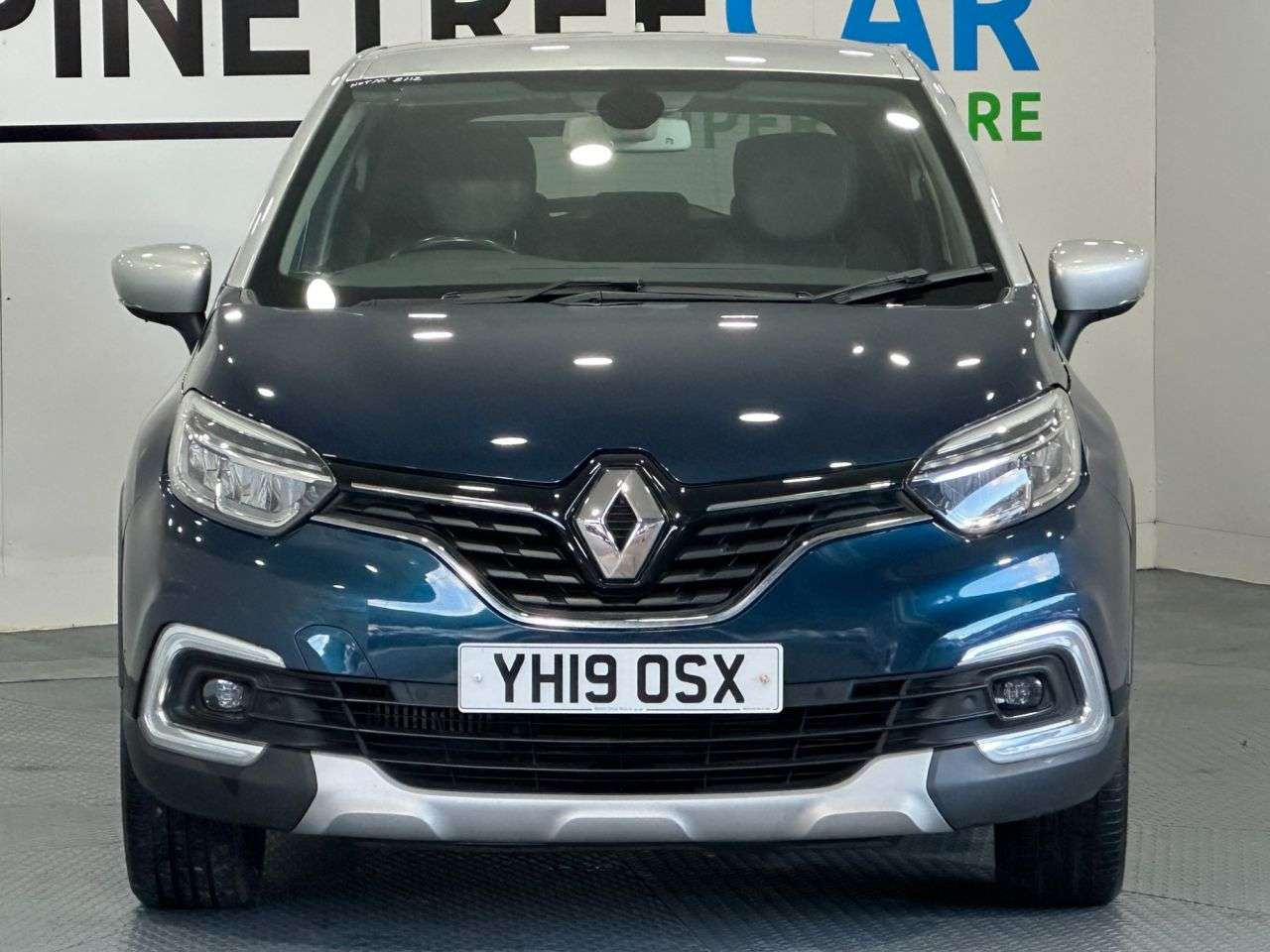 A 2019 RENAULT CAPTUR 0.9 TCe ENERGY GT Line SUV 5dr Petrol Manual Euro 6 (s/s) (90 ps) A 2019 RENAULT CAPTUR 0.9 TCe ENERGY GT Line SUV 5dr Petrol Manual Euro 6 (s/s) (90 ps)