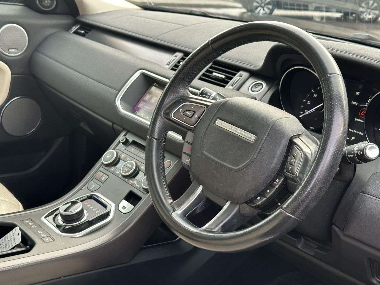 A 2018 LAND ROVER RANGE ROVER EVOQUE 2.0 TD4 HSE Dynamic SUV 5dr Diesel Auto 4WD Euro 6 (s/s) (180 ps) A 2018 LAND ROVER RANGE ROVER EVOQUE 2.0 TD4 HSE Dynamic SUV 5dr Diesel Auto 4WD Euro 6 (s/s) (180 ps)