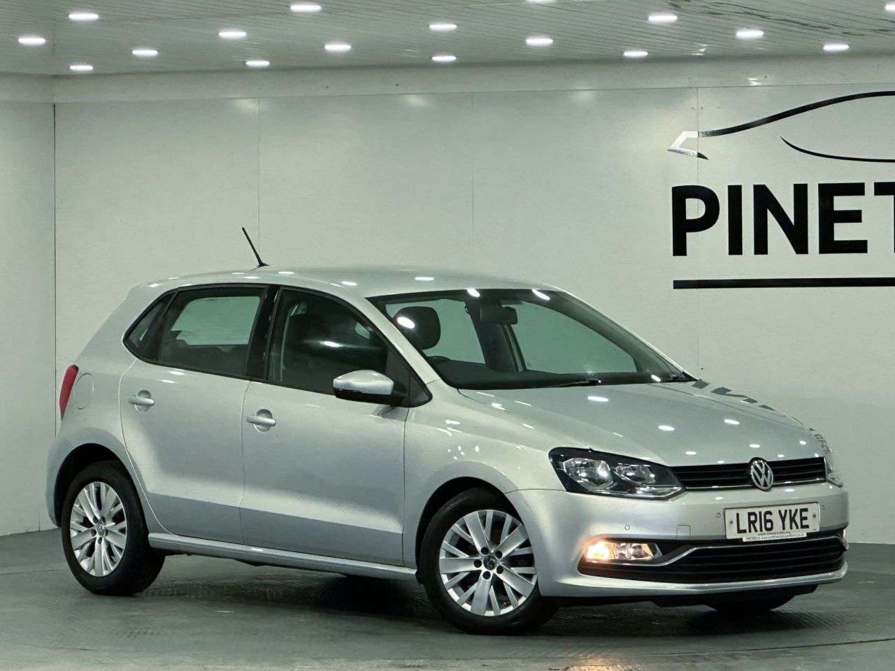 A 2016 VOLKSWAGEN POLO 1.2 TSI BlueMotion Tech SE Hatchback 5dr Petrol Manual Euro 6 (s/s) (90 ps) A 2016 VOLKSWAGEN POLO 1.2 TSI BlueMotion Tech SE Hatchback 5dr Petrol Manual Euro 6 (s/s) (90 ps)