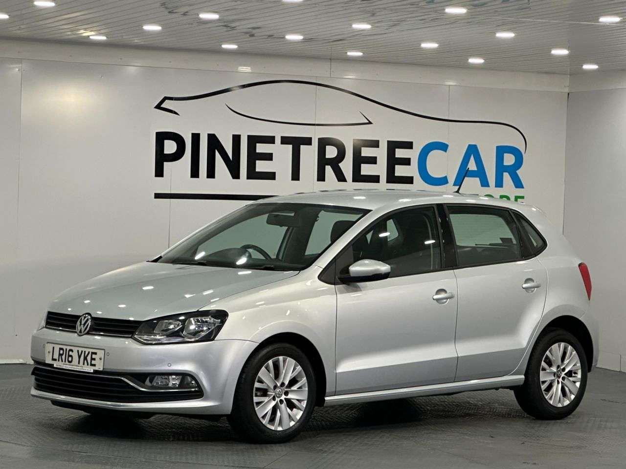 A 2016 VOLKSWAGEN POLO 1.2 TSI BlueMotion Tech SE Hatchback 5dr Petrol Manual Euro 6 (s/s) (90 ps) A 2016 VOLKSWAGEN POLO 1.2 TSI BlueMotion Tech SE Hatchback 5dr Petrol Manual Euro 6 (s/s) (90 ps)