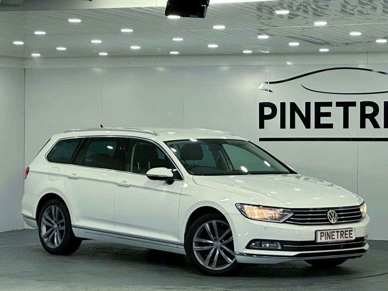 A 2016 VOLKSWAGEN PASSAT 2.0 TDI BlueMotion Tech GT Estate 5dr Diesel DSG Euro 6 (s/s) (190 ps) A 2016 VOLKSWAGEN PASSAT 2.0 TDI BlueMotion Tech GT Estate 5dr Diesel DSG Euro 6 (s/s) (190 ps)