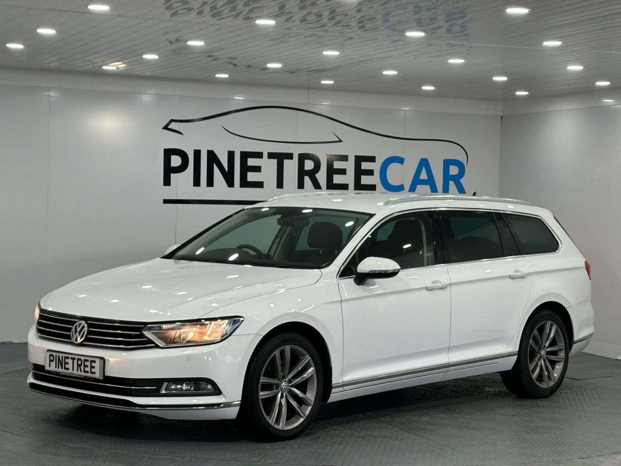 A 2016 VOLKSWAGEN PASSAT 2.0 TDI BlueMotion Tech GT Estate 5dr Diesel DSG Euro 6 (s/s) (190 ps) A 2016 VOLKSWAGEN PASSAT 2.0 TDI BlueMotion Tech GT Estate 5dr Diesel DSG Euro 6 (s/s) (190 ps)