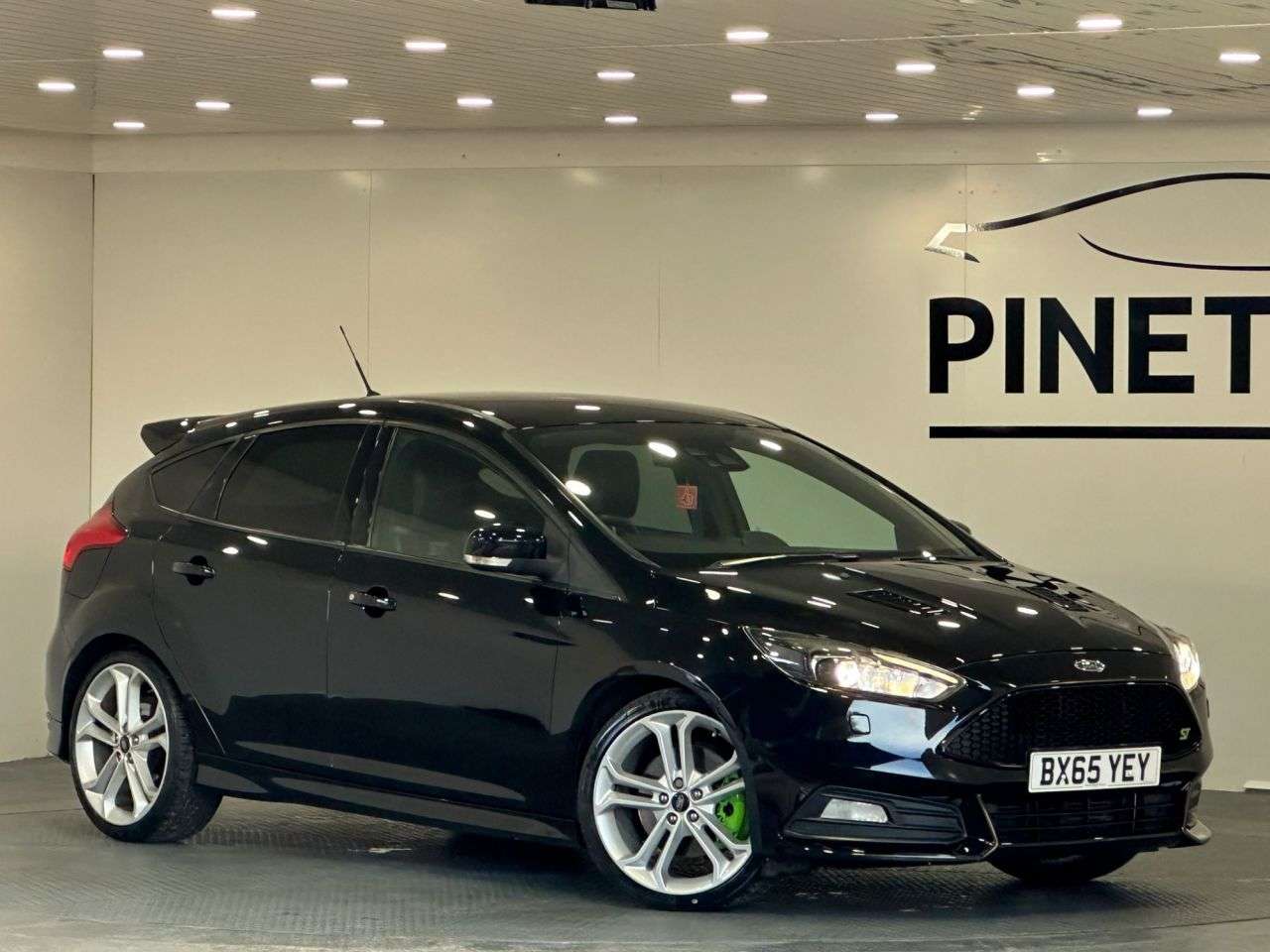 A 2015 FORD FOCUS 2.0T EcoBoost ST-3 Hatchback 5dr Petrol Manual Euro 6 (s/s) (250 ps) A 2015 FORD FOCUS 2.0T EcoBoost ST-3 Hatchback 5dr Petrol Manual Euro 6 (s/s) (250 ps)