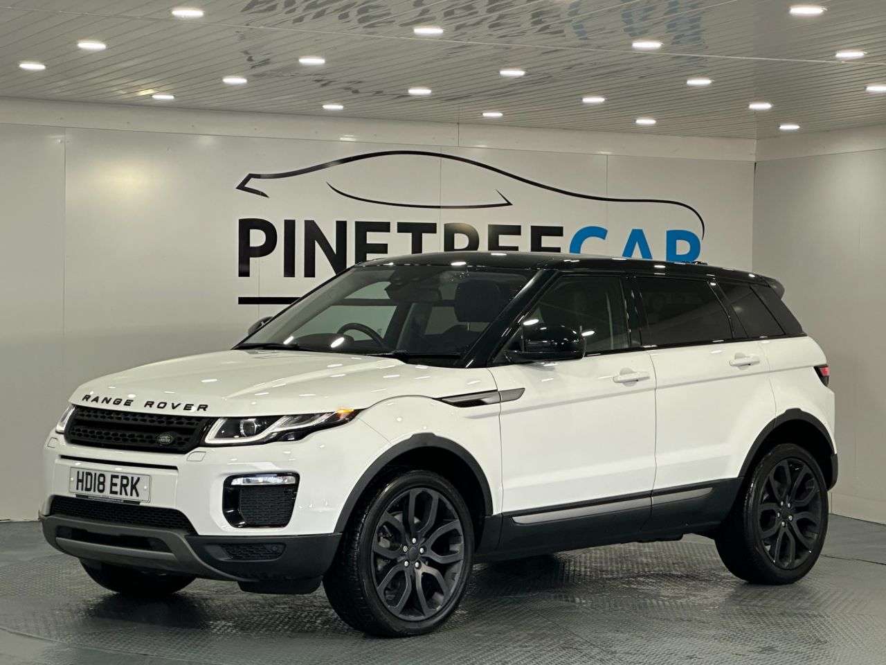 A 2018 LAND ROVER RANGE ROVER EVOQUE 2.0 TD4 SE SUV 5dr Diesel Auto 4WD Euro 6 (s/s) (180 ps) A 2018 LAND ROVER RANGE ROVER EVOQUE 2.0 TD4 SE SUV 5dr Diesel Auto 4WD Euro 6 (s/s) (180 ps)