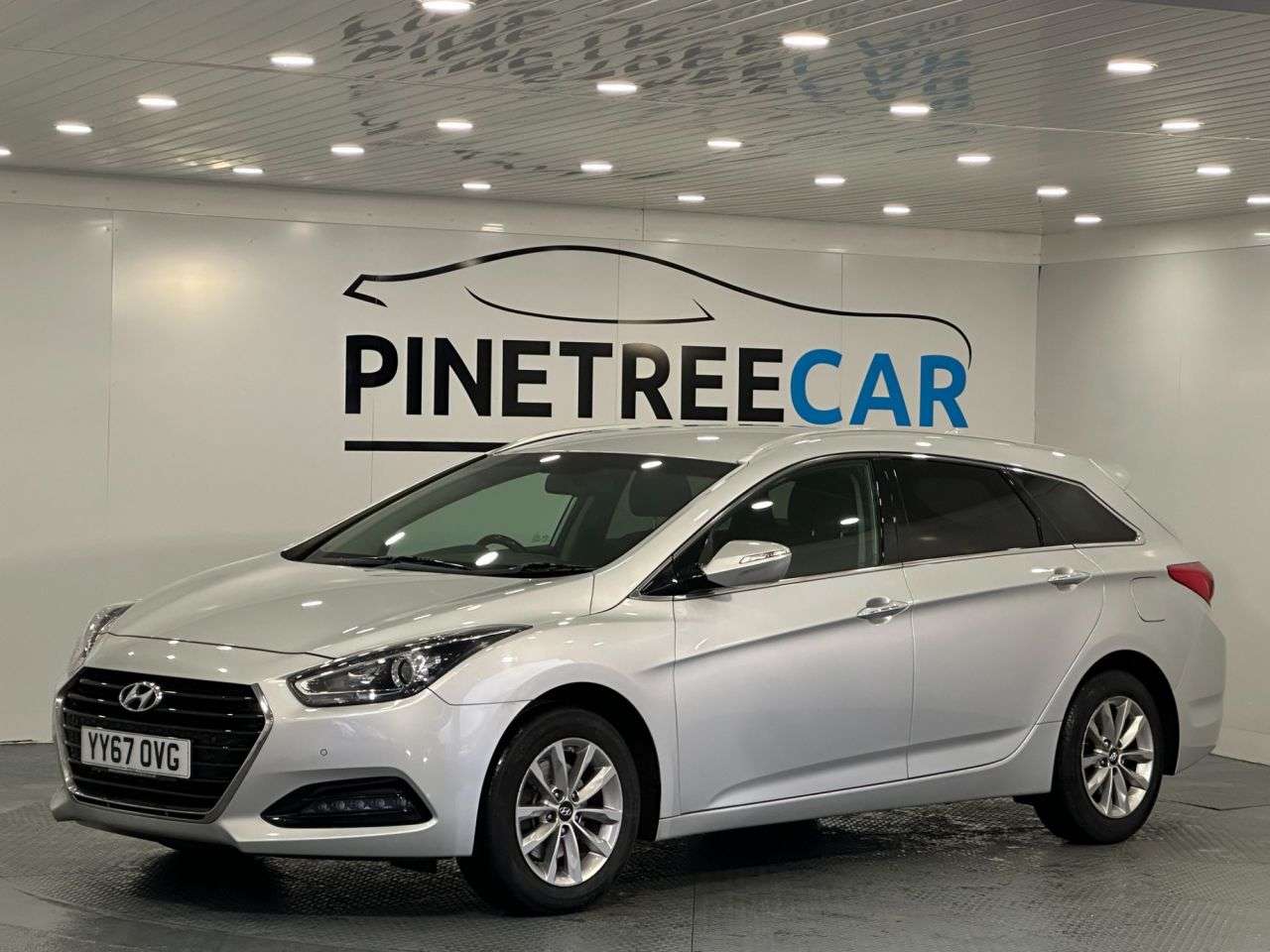 A 2018 HYUNDAI I40 1.7 CRDi Blue Drive SE Nav Tourer 5dr Diesel Manual Euro 6 (s/s) (141 ps) A 2018 HYUNDAI I40 1.7 CRDi Blue Drive SE Nav Tourer 5dr Diesel Manual Euro 6 (s/s) (141 ps)