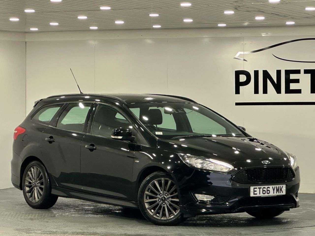 A 2017 FORD FOCUS 1.0T EcoBoost ST-Line Estate 5dr Petrol Manual Euro 6 (s/s) (125 ps) A 2017 FORD FOCUS 1.0T EcoBoost ST-Line Estate 5dr Petrol Manual Euro 6 (s/s) (125 ps)