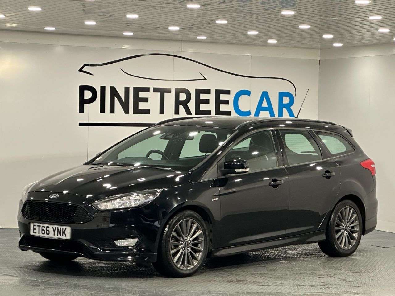 A 2017 FORD FOCUS 1.0T EcoBoost ST-Line Estate 5dr Petrol Manual Euro 6 (s/s) (125 ps) A 2017 FORD FOCUS 1.0T EcoBoost ST-Line Estate 5dr Petrol Manual Euro 6 (s/s) (125 ps)