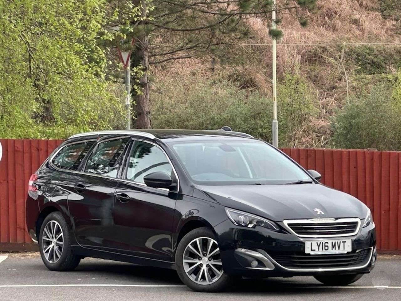A 2016 PEUGEOT 308 SW 1.6 BlueHDi Allure Estate 5dr Diesel Manual Euro 6 (s/s) (120 ps) A 2016 PEUGEOT 308 SW 1.6 BlueHDi Allure Estate 5dr Diesel Manual Euro 6 (s/s) (120 ps)