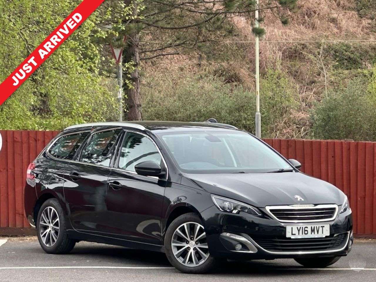 A 2016 PEUGEOT 308 SW 1.6 BlueHDi Allure Estate 5dr Diesel Manual Euro 6 (s/s) (120 ps) A 2016 PEUGEOT 308 SW 1.6 BlueHDi Allure Estate 5dr Diesel Manual Euro 6 (s/s) (120 ps)