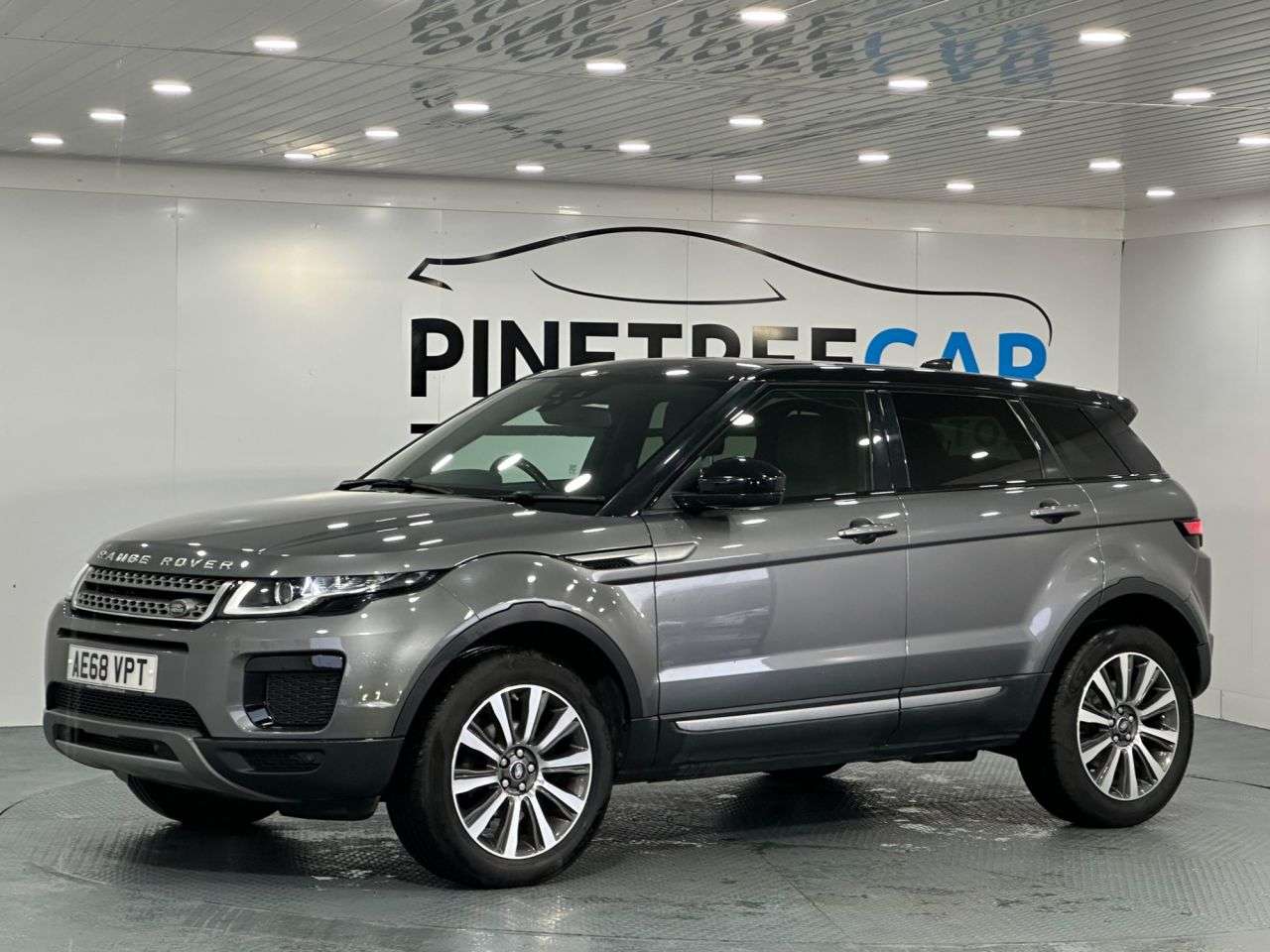 A 2018 LAND ROVER RANGE ROVER EVOQUE 2.0 eD4 SE SUV 5dr Diesel Manual FWD Euro 6 (s/s) (150 ps) A 2018 LAND ROVER RANGE ROVER EVOQUE 2.0 eD4 SE SUV 5dr Diesel Manual FWD Euro 6 (s/s) (150 ps)