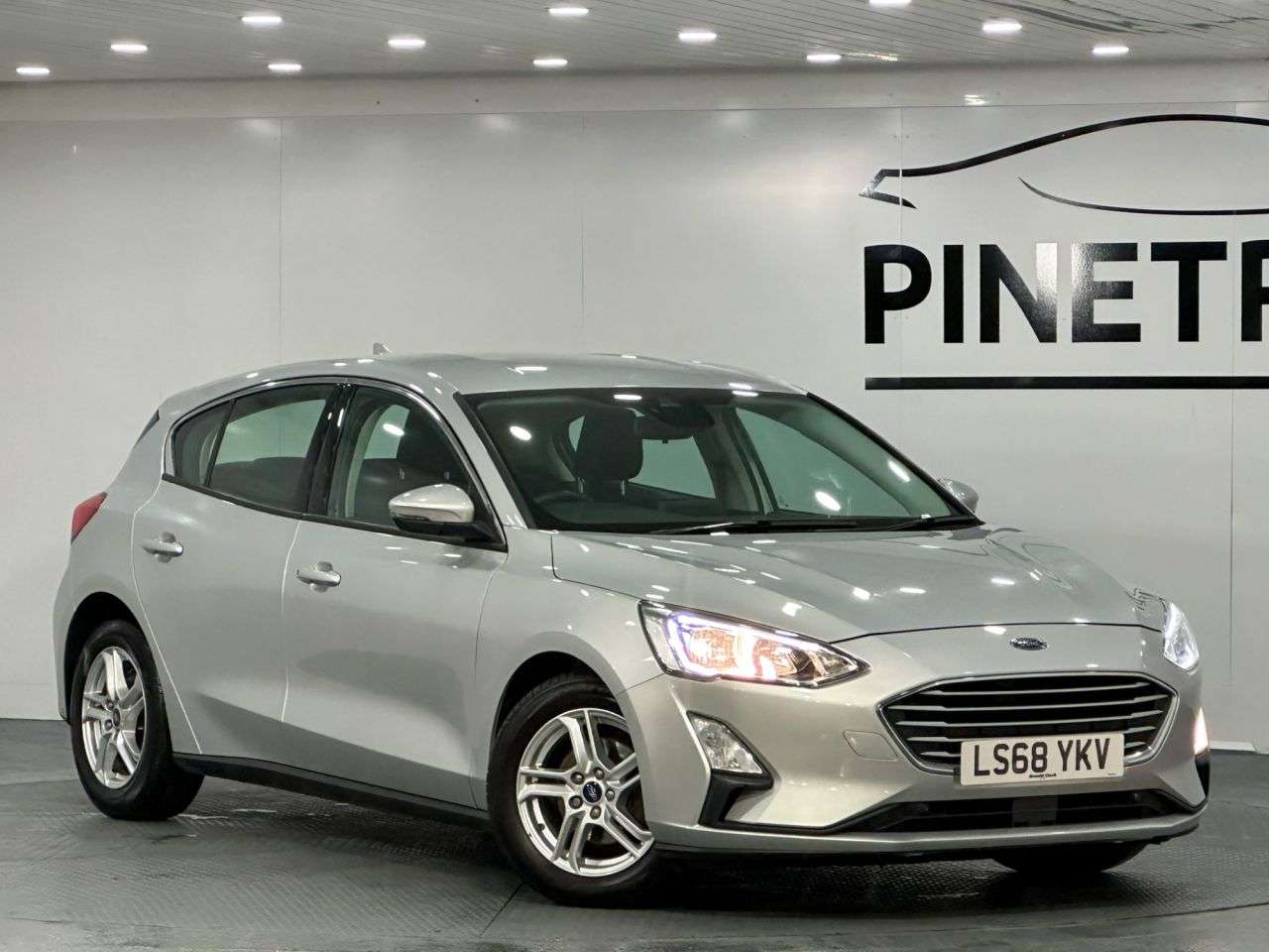 A 2018 FORD FOCUS 1.0T EcoBoost Zetec Hatchback 5dr Petrol Auto Euro 6 (s/s) (125 ps) A 2018 FORD FOCUS 1.0T EcoBoost Zetec Hatchback 5dr Petrol Auto Euro 6 (s/s) (125 ps)