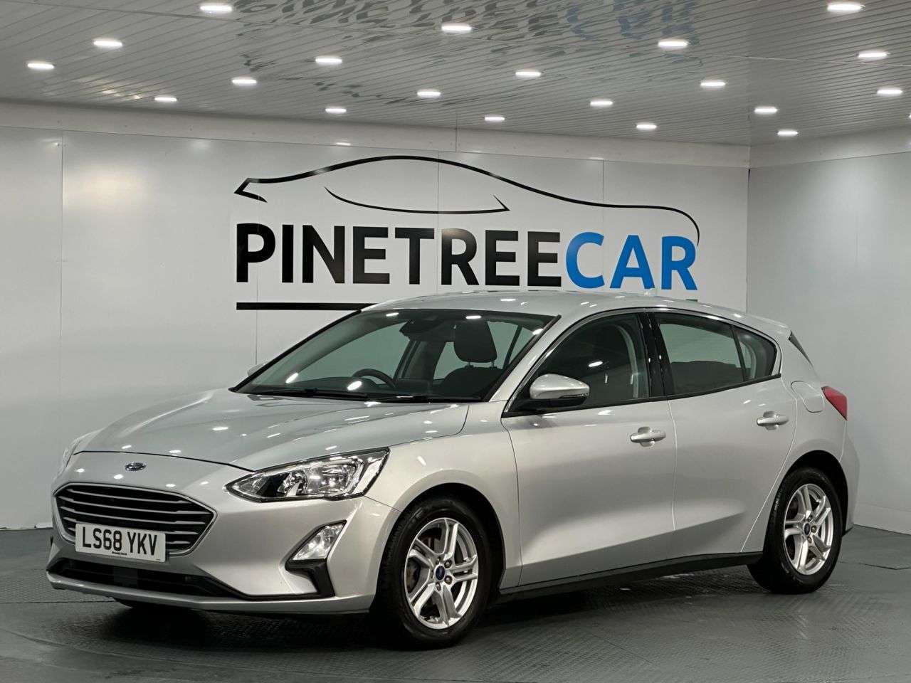 A 2018 FORD FOCUS 1.0T EcoBoost Zetec Hatchback 5dr Petrol Auto Euro 6 (s/s) (125 ps) A 2018 FORD FOCUS 1.0T EcoBoost Zetec Hatchback 5dr Petrol Auto Euro 6 (s/s) (125 ps)