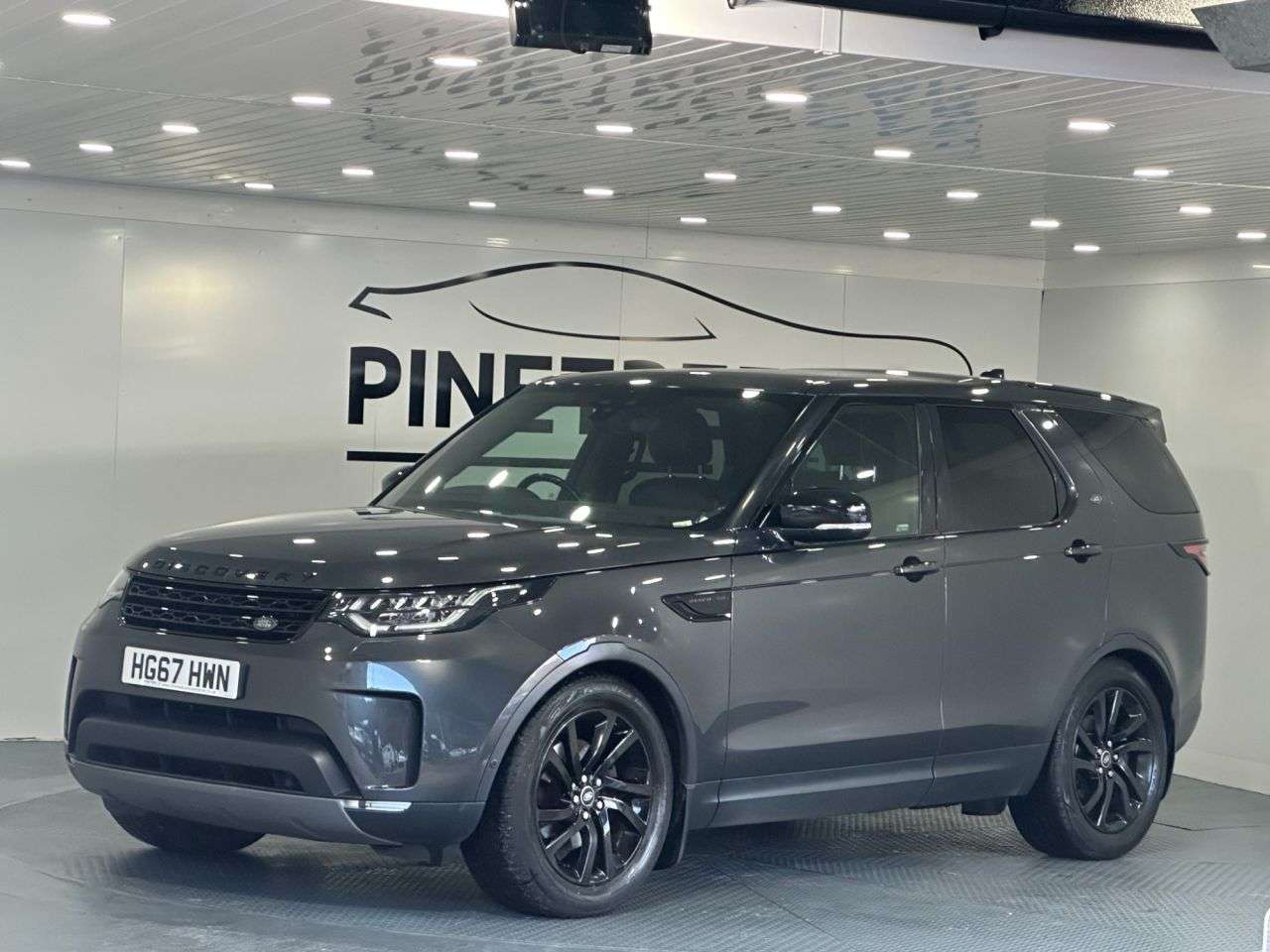 A 2017 LAND ROVER DISCOVERY 2.0 SD4 HSE SUV 5dr Diesel Auto 4WD Euro 6 (s/s) (240 ps) A 2017 LAND ROVER DISCOVERY 2.0 SD4 HSE SUV 5dr Diesel Auto 4WD Euro 6 (s/s) (240 ps)