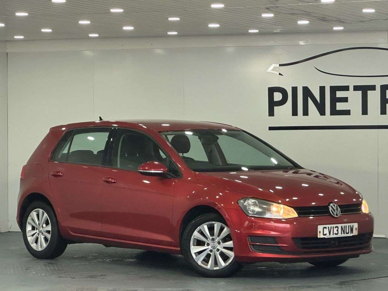 A 2013 VOLKSWAGEN GOLF 1.6 TDI BlueMotion Tech SE Hatchback 5dr Diesel Manual Euro 5 (s/s) (105 ps A 2013 VOLKSWAGEN GOLF 1.6 TDI BlueMotion Tech SE Hatchback 5dr Diesel Manual Euro 5 (s/s) (105 ps
