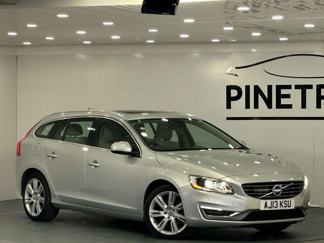 A 2013 VOLVO V60 2.4 D5 SE Lux Nav Estate 5dr Diesel Geartronic Euro 5 (215 ps) A 2013 VOLVO V60 2.4 D5 SE Lux Nav Estate 5dr Diesel Geartronic Euro 5 (215 ps)