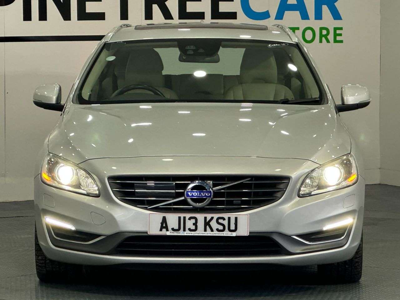 A 2013 VOLVO V60 2.4 D5 SE Lux Nav Estate 5dr Diesel Geartronic Euro 5 (215 ps) A 2013 VOLVO V60 2.4 D5 SE Lux Nav Estate 5dr Diesel Geartronic Euro 5 (215 ps)