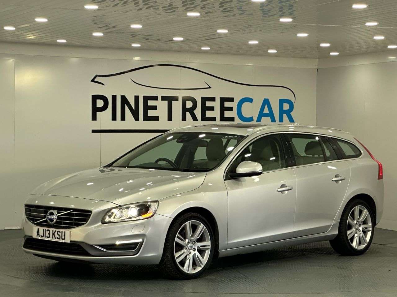A 2013 VOLVO V60 2.4 D5 SE Lux Nav Estate 5dr Diesel Geartronic Euro 5 (215 ps) A 2013 VOLVO V60 2.4 D5 SE Lux Nav Estate 5dr Diesel Geartronic Euro 5 (215 ps)