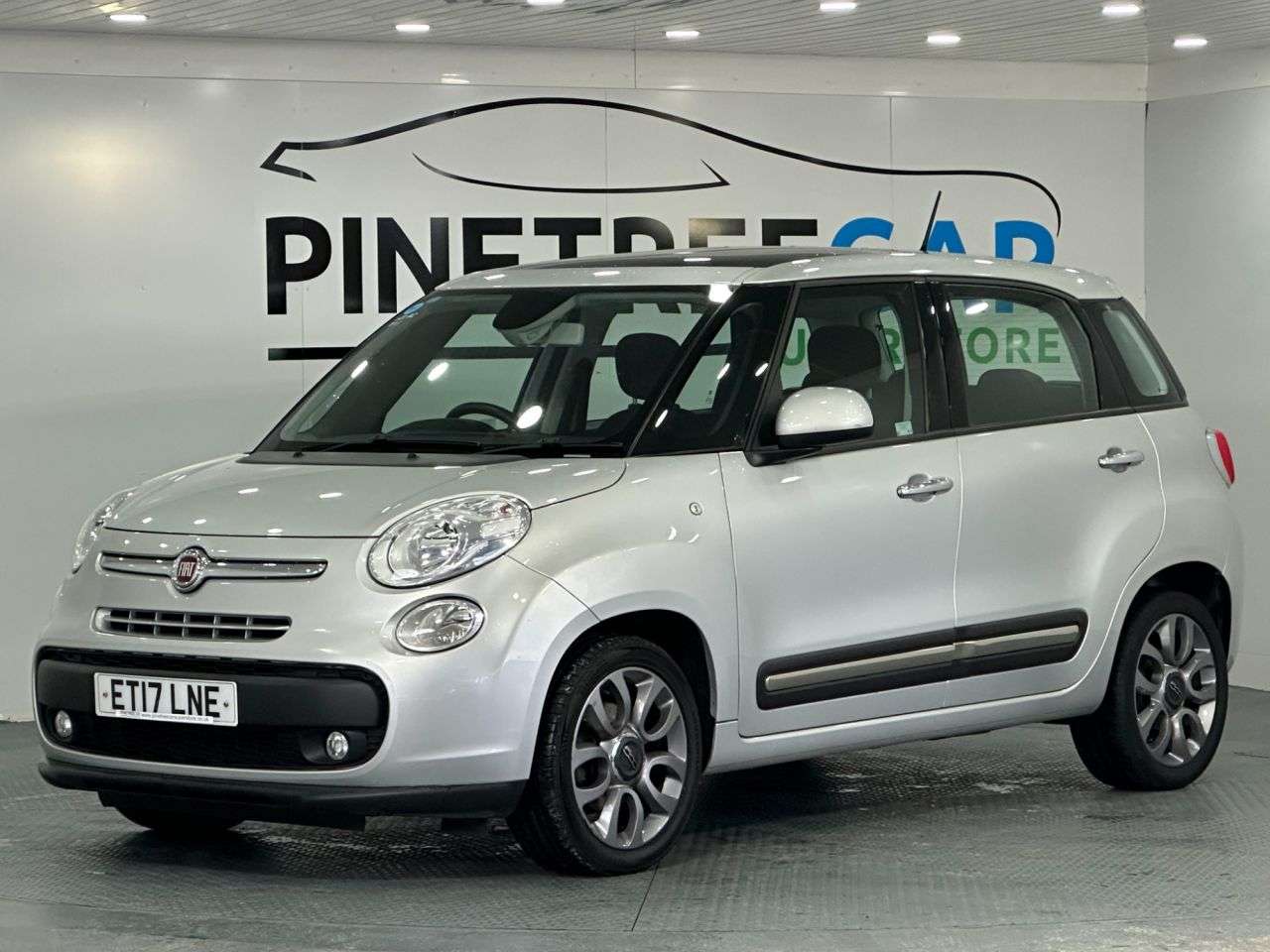 A 2017 FIAT 500L 1.4 Lounge MPV 5dr Petrol Manual Euro 6 (95 bhp) A 2017 FIAT 500L 1.4 Lounge MPV 5dr Petrol Manual Euro 6 (95 bhp)