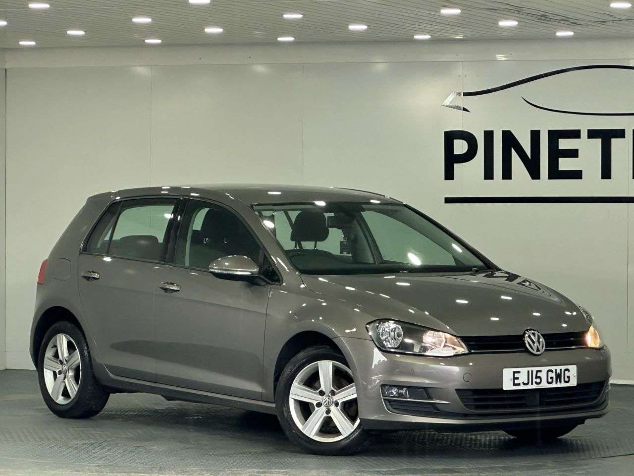 A 2015 VOLKSWAGEN GOLF 1.6 TDI BlueMotion Tech Match Hatchback 5dr Diesel DSG Euro 5 (s/s) (105 ps A 2015 VOLKSWAGEN GOLF 1.6 TDI BlueMotion Tech Match Hatchback 5dr Diesel DSG Euro 5 (s/s) (105 ps