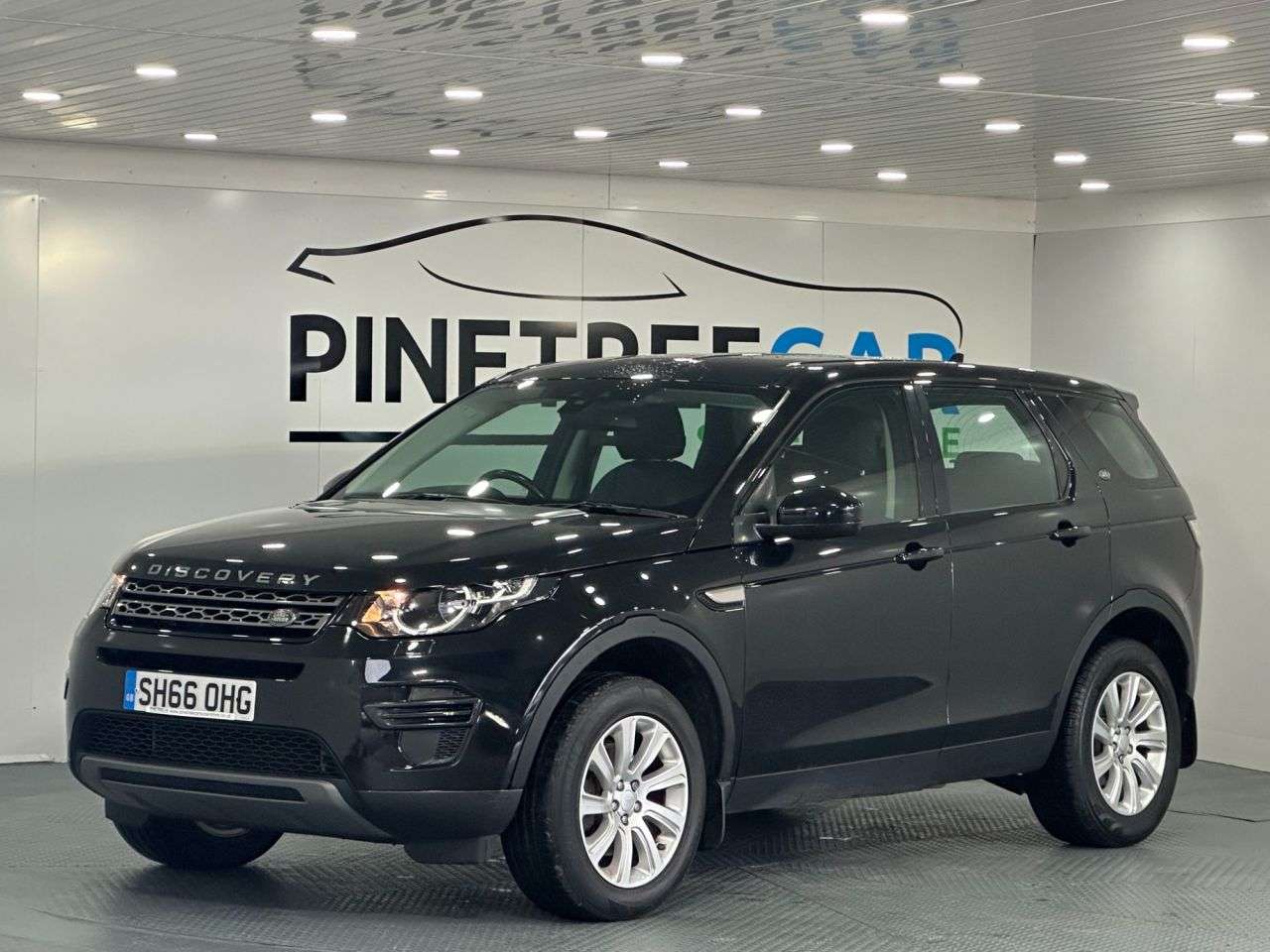 A 2016 LAND ROVER DISCOVERY SPORT 2.0 TD4 SE SUV 5dr Diesel Manual 4WD Euro 6 (s/s) (180 ps) A 2016 LAND ROVER DISCOVERY SPORT 2.0 TD4 SE SUV 5dr Diesel Manual 4WD Euro 6 (s/s) (180 ps)