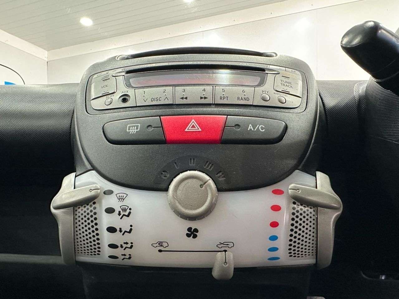 2013 PEUGEOT 107 2013 PEUGEOT 107