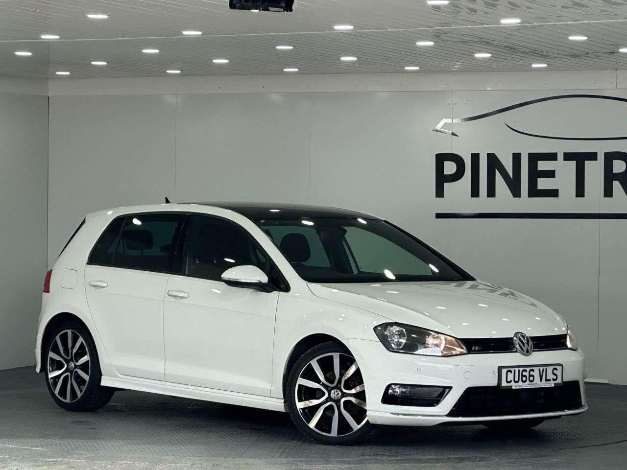 A 2016 VOLKSWAGEN GOLF 2.0 TDI BlueMotion Tech R-Line Edition Hatchback 5dr Diesel Manual Euro 6 ( A 2016 VOLKSWAGEN GOLF 2.0 TDI BlueMotion Tech R-Line Edition Hatchback 5dr Diesel Manual Euro 6 (