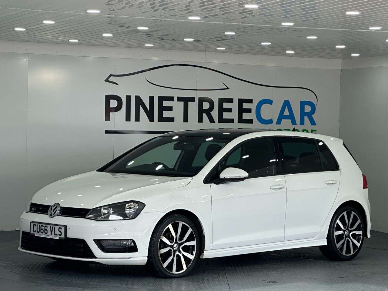 A 2016 VOLKSWAGEN GOLF 2.0 TDI BlueMotion Tech R-Line Edition Hatchback 5dr Diesel Manual Euro 6 ( A 2016 VOLKSWAGEN GOLF 2.0 TDI BlueMotion Tech R-Line Edition Hatchback 5dr Diesel Manual Euro 6 (