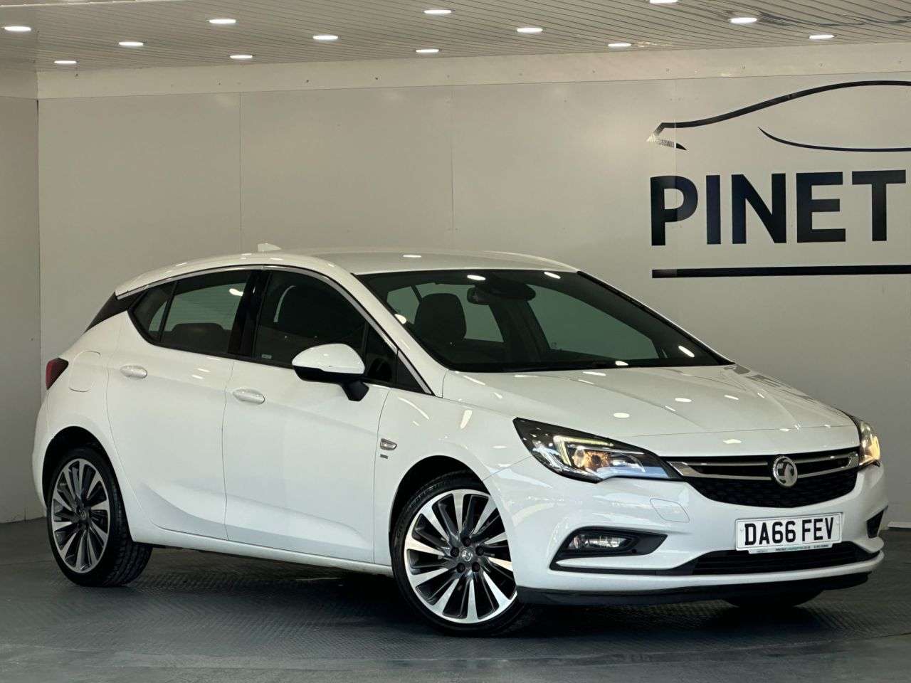 A 2016 VAUXHALL ASTRA 1.6 CDTi BlueInjection SRi Nav Hatchback 5dr Diesel Manual Euro 6 (s/s) (13 A 2016 VAUXHALL ASTRA 1.6 CDTi BlueInjection SRi Nav Hatchback 5dr Diesel Manual Euro 6 (s/s) (13