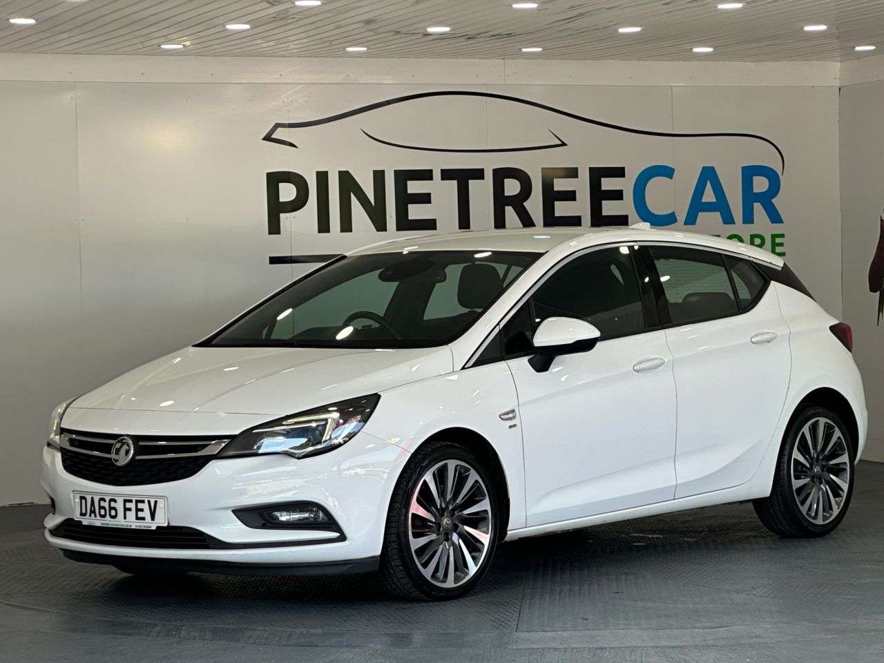 A 2016 VAUXHALL ASTRA 1.6 CDTi BlueInjection SRi Nav Hatchback 5dr Diesel Manual Euro 6 (s/s) (13 A 2016 VAUXHALL ASTRA 1.6 CDTi BlueInjection SRi Nav Hatchback 5dr Diesel Manual Euro 6 (s/s) (13