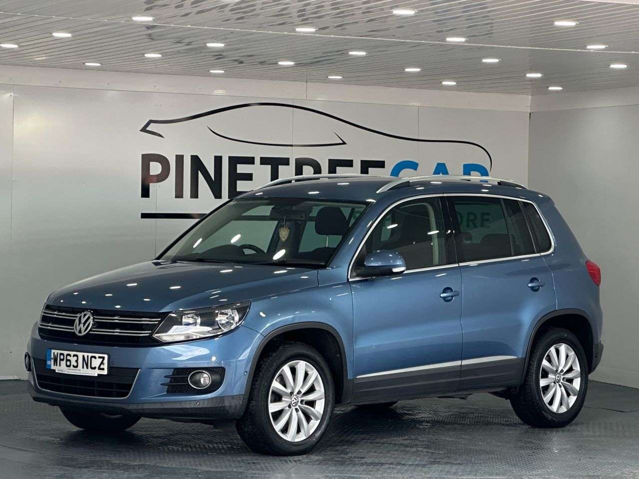 A 2013 VOLKSWAGEN TIGUAN 2.0 TDI BlueMotion Tech Match SUV 5dr Diesel Manual 2WD Euro 5 (s/s) (140 p A 2013 VOLKSWAGEN TIGUAN 2.0 TDI BlueMotion Tech Match SUV 5dr Diesel Manual 2WD Euro 5 (s/s) (140 p