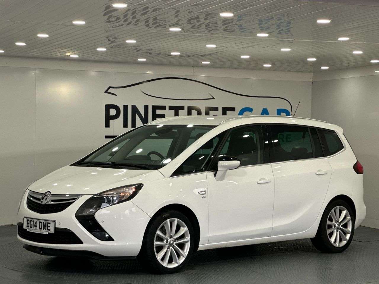 A 2014 VAUXHALL ZAFIRA TOURER 2.0 CDTi SE MPV 5dr Diesel Manual Euro 5 (165 ps) A 2014 VAUXHALL ZAFIRA TOURER 2.0 CDTi SE MPV 5dr Diesel Manual Euro 5 (165 ps)