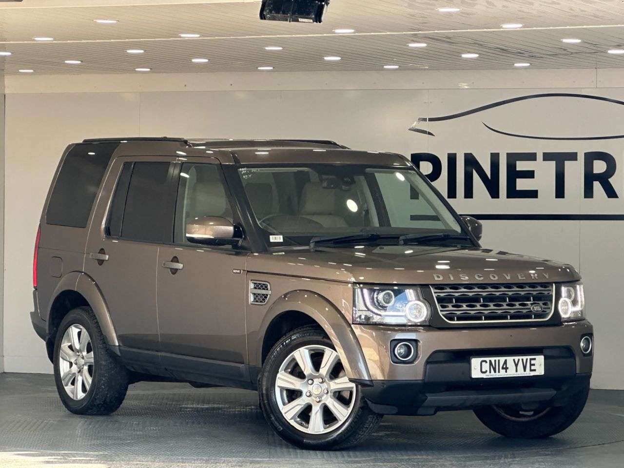 A 2014 LAND ROVER DISCOVERY 4 3.0 SD V6 XS SUV 5dr Diesel Auto 4WD Euro 5 (s/s) (255 bhp) A 2014 LAND ROVER DISCOVERY 4 3.0 SD V6 XS SUV 5dr Diesel Auto 4WD Euro 5 (s/s) (255 bhp)